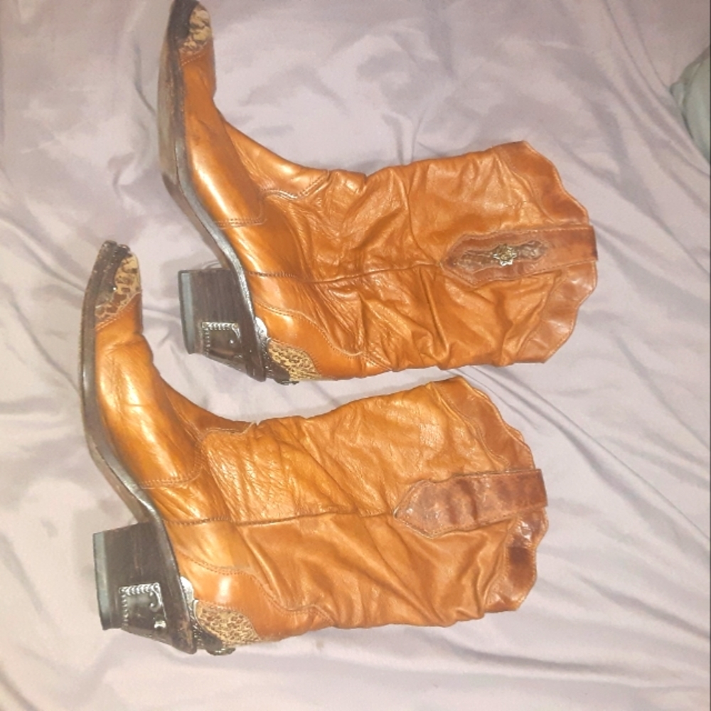 VINTAGE Zodiac brand brown cowboy boots.